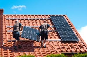 uomini sul tetto che installano un impianto fotovoltaico